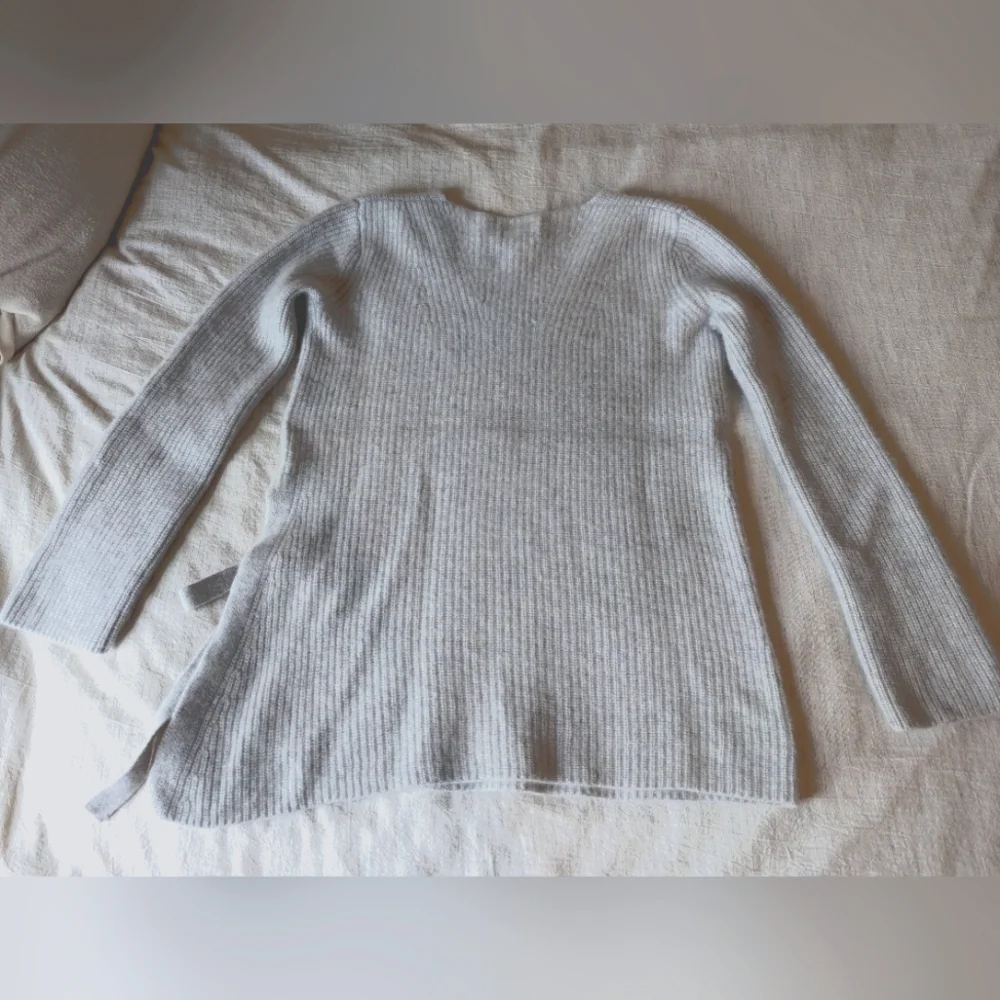 *HALOGEN* V-Neck 100% Cashmere Sweater w/ Side Slit Tie Heather Gray, Medium EUC - Picture 11 of 11